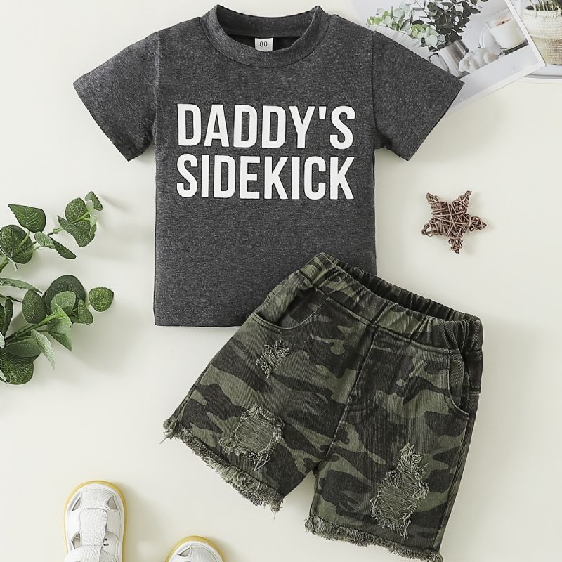 Drenge Letter Print Kortærmet Top + Camo Ripped Shorts Sæt Børnetøj