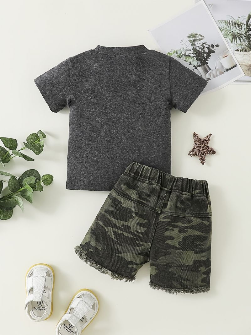 Drenge Letter Print Kortærmet Top + Camo Ripped Shorts Sæt Børnetøj