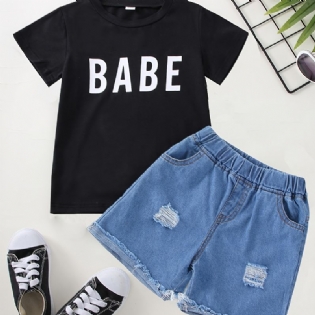 Sødt Afslappet Drengesæt Med T-shirt Med Babe-tryk Og Vintage-rippede Denimshorts