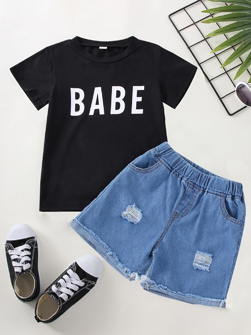 Sødt Afslappet Drengesæt Med T-shirt Med Babe-tryk Og Vintage-rippede Denimshorts