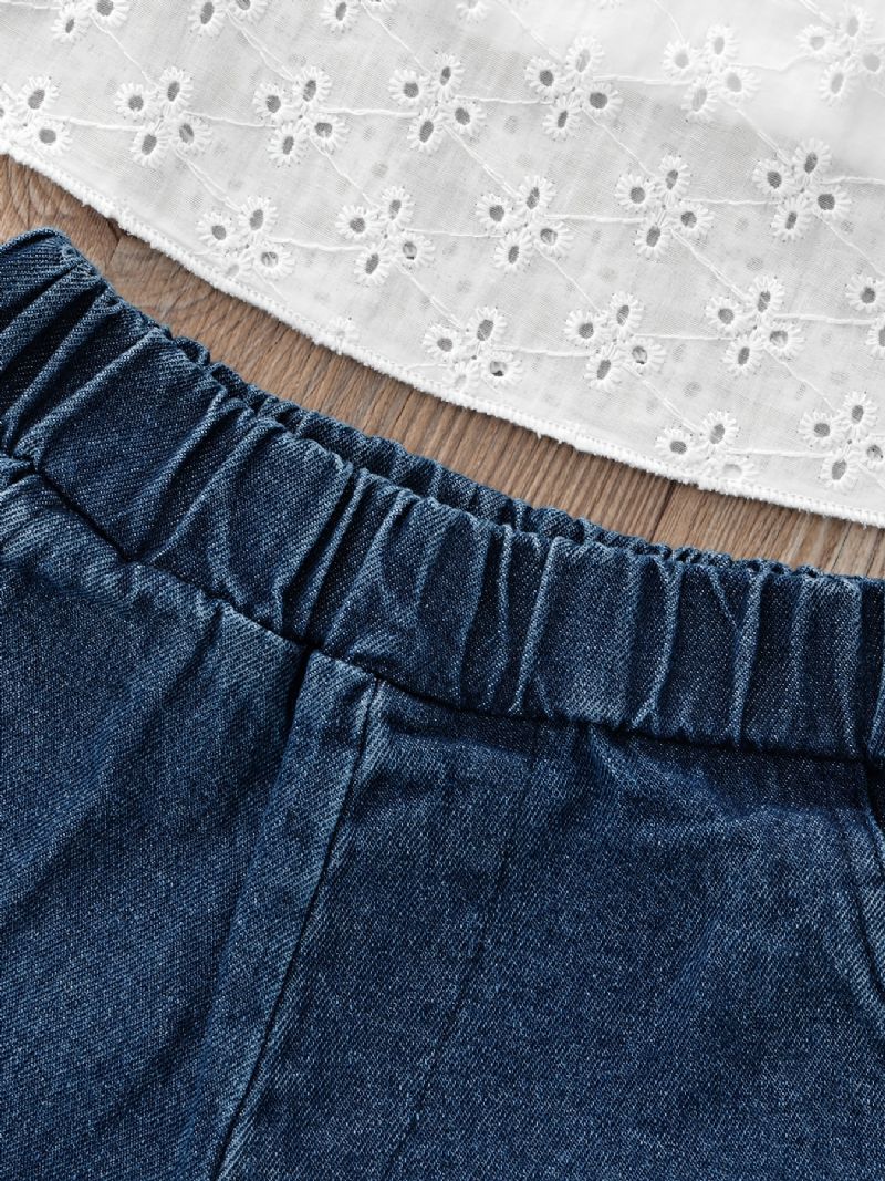 Søde Piger Med Flueærmer Hulblomsttop Og Flæsede Denimshorts Med Strækbar Talje